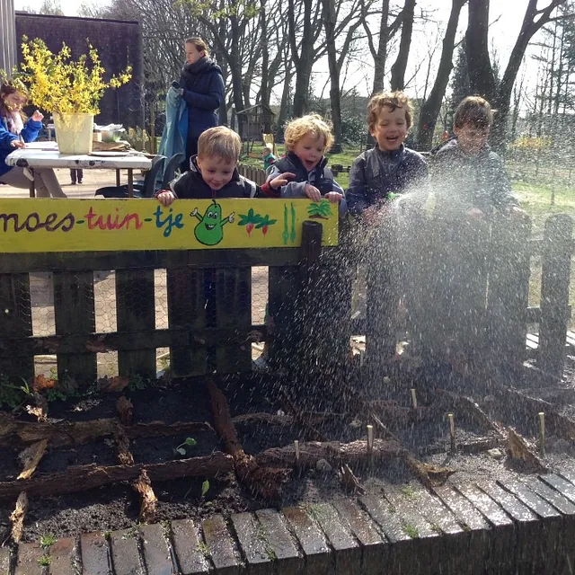  spelende kinderen